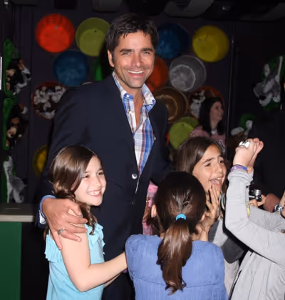 John Stamos with the kids 
 Photo